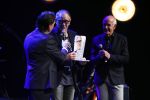 Amsterdam 20 november 2016
Rob de Nijs krijgt de radio5 oeuvre award in theater Amsterdam . Zijn vrouw Henriette en zoons Robert en Yoshi zijn ook aanwezig alsmede zijn ex vrouw Belinda meuldijk. Frits Spits reikt prijs uit