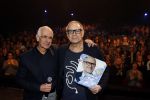 Amsterdam 20 november 2016
Rob de Nijs krijgt de radio5 oeuvre award in theater Amsterdam . Zijn vrouw Henriette en zoons Robert en Yoshi zijn ook aanwezig alsmede zijn ex vrouw Belinda meuldijk. Frits Spits reikt prijs uit