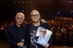 Amsterdam 20 november 2016
Rob de Nijs krijgt de radio5 oeuvre award in theater Amsterdam . Zijn vrouw Henriette en zoons Robert en Yoshi zijn ook aanwezig alsmede zijn ex vrouw Belinda meuldijk. Frits Spits reikt prijs uit