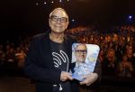 Amsterdam 20 november 2016
Rob de Nijs krijgt de radio5 oeuvre award in theater Amsterdam . Zijn vrouw Henriette en zoons Robert en Yoshi zijn ook aanwezig alsmede zijn ex vrouw Belinda meuldijk.