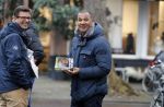 Amsterdam 13 december 2016 
Ruud Gullit signeert zijn boek voor een fan op de cornelis schuytstraat