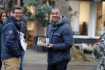 Amsterdam 13 december 2016 
Ruud Gullit signeert zijn boek voor een fan op de cornelis schuytstraat