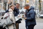 Amsterdam 13 december 2016 
Ruud Gullit signeert zijn boek voor een fan op de cornelis schuytstraat