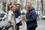 Amsterdam 13 december 2016 
Ruud Gullit signeert zijn boek voor een fan op de cornelis schuytstraat