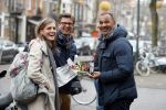Amsterdam 13 december 2016 
Ruud Gullit signeert zijn boek voor een fan op de cornelis schuytstraat