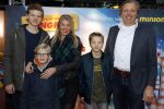 Amsterdam 10 december 2016
Premiere Sing in pathe arena. sandra Ysbrandy met gezin