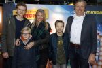 Amsterdam 10 december 2016
Premiere Sing in pathe arena. sandra Ysbrandy met gezin