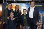 Amsterdam 10 december 2016
Premiere Sing in pathe arena. sandra Ysbrandy met gezin
