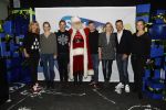 Amsterdam 7 december 2016
Sky radio Christmas tree event met oa Daphne en Emma Deckers Ronald de Boer Gers Pardoel Wilfred Genee Renate Verbaan en Bracha v Doesburgh. Fred v Leer en Manon Meijers zijn de jury. Marlayne Sahupala presenteert het geheel in het college hotel.