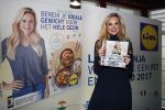 Hoorn 15 december 2016
Sonja Bakker presenteert haar 5e boek wat ze samen met Lidl uitgeeft. Haar man Jan Reus en alle kinderen zijn aanwezig