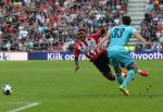 Eindhoven, 18 September 2016 PSV-Feyenoord, eindstand 0-1 Kompetitie Seizoen 2016/2017
Steven Bergwijn in duel met Eric Bottegin