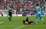 Eindhoven, 18 September 2016 PSV-Feyenoord, eindstand 0-1 Kompetitie Seizoen 2016/2017
Steven Bergwijn in duel met Eric Bottegin