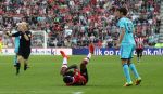 Eindhoven, 18 September 2016 PSV-Feyenoord, eindstand 0-1 Kompetitie Seizoen 2016/2017
Steven Bergwijn in duel met Eric Bottegin