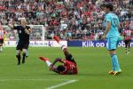 Eindhoven, 18 September 2016 PSV-Feyenoord, eindstand 0-1 Kompetitie Seizoen 2016/2017
Steven Bergwijn in duel met Eric Bottegin