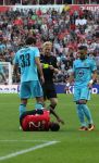 Eindhoven, 18 September 2016 PSV-Feyenoord, eindstand 0-1 Kompetitie Seizoen 2016/2017
Steven Bergwijn in duel met Eric Bottegin
Gele kaart voor Bottegin door scheidsrechter Kevin Blom