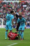 Eindhoven, 18 September 2016 PSV-Feyenoord, eindstand 0-1 Kompetitie Seizoen 2016/2017
Steven Bergwijn in duel met Eric Bottegin
Gele kaart voor Bottegin door scheidsrechter Kevin Blom