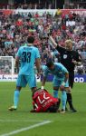 Eindhoven, 18 September 2016 PSV-Feyenoord, eindstand 0-1 Kompetitie Seizoen 2016/2017
Steven Bergwijn in duel met Eric Bottegin
Gele kaart voor Bottegin door scheidsrechter Kevin Blom