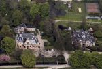Nigtevecht 28 april 2010
Thijs Romer heeft op Zwaanwijck in Nigtevecht een huis gekocht. Zijn huis zit in het koetshuis naast Wendy v Dijk en Erland Galjaard en de moeder van Wendy. In de tuin ligt een tennisbaan en een zwembad.