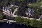 Nigtevecht 28 april 2010
Thijs Romer heeft op Zwaanwijck in Nigtevecht een huis gekocht. Zijn huis zit in het koetshuis naast Wendy v Dijk en Erland Galjaard en de moeder van Wendy. In de tuin ligt een tennisbaan en een zwembad.