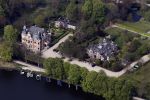Nigtevecht 28 april 2010
Thijs Romer heeft op Zwaanwijck in Nigtevecht een huis gekocht. Zijn huis zit in het koetshuis naast Wendy v Dijk en Erland Galjaard en de moeder van Wendy. In de tuin ligt een tennisbaan en een zwembad.
