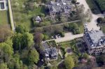 Nigtevecht 28 april 2010
Thijs Romer heeft op Zwaanwijck in Nigtevecht een huis gekocht. Zijn huis zit in het koetshuis naast Wendy v Dijk en Erland Galjaard en de moeder van Wendy. In de tuin ligt een tennisbaan en een zwembad.