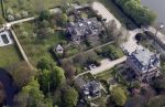 Nigtevecht 28 april 2010
Thijs Romer heeft op Zwaanwijck in Nigtevecht een huis gekocht. Zijn huis zit in het koetshuis naast Wendy v Dijk en Erland Galjaard en de moeder van Wendy. In de tuin ligt een tennisbaan en een zwembad.