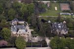 Nigtevecht 28 april 2010
Thijs Romer heeft op Zwaanwijck in Nigtevecht een huis gekocht. Zijn huis zit in het koetshuis naast Wendy v Dijk en Erland Galjaard en de moeder van Wendy. In de tuin ligt een tennisbaan en een zwembad.