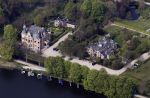 Nigtevecht 28 april 2010
Thijs Romer heeft op Zwaanwijck in Nigtevecht een huis gekocht. Zijn huis zit in het koetshuis naast Wendy v Dijk en Erland Galjaard en de moeder van Wendy. In de tuin ligt een tennisbaan en een zwembad.