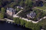 Nigtevecht 28 april 2010
Thijs Romer heeft op Zwaanwijck in Nigtevecht een huis gekocht. Zijn huis zit in het koetshuis naast Wendy v Dijk en Erland Galjaard en de moeder van Wendy. In de tuin ligt een tennisbaan en een zwembad.