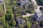 Nigtevecht 28 april 2010
Thijs Romer heeft op Zwaanwijck in Nigtevecht een huis gekocht. Zijn huis zit in het koetshuis naast Wendy v Dijk en Erland Galjaard en de moeder van Wendy. In de tuin ligt een tennisbaan en een zwembad.