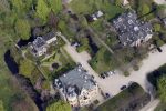 Nigtevecht 28 april 2010
Thijs Romer heeft op Zwaanwijck in Nigtevecht een huis gekocht. Zijn huis zit in het koetshuis naast Wendy v Dijk en Erland Galjaard en de moeder van Wendy. In de tuin ligt een tennisbaan en een zwembad.