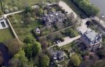 Nigtevecht 28 april 2010
Thijs Romer heeft op Zwaanwijck in Nigtevecht een huis gekocht. Zijn huis zit in het koetshuis naast Wendy v Dijk en Erland Galjaard en de moeder van Wendy. In de tuin ligt een tennisbaan en een zwembad.
