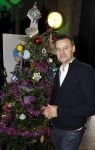Amsterdam 7 december 2016
Sky radio Christmas tree event met oa Daphne en Emma Deckers Ronald de Boer Gers Pardoel Wilfred Genee Renate Verbaan en Bracha v Doesburgh. Fred v Leer en Manon Meijers zijn de jury. Marlayne Sahupala presenteert het geheel in het college hotel.