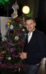 Amsterdam 7 december 2016
Sky radio Christmas tree event met oa Daphne en Emma Deckers Ronald de Boer Gers Pardoel Wilfred Genee Renate Verbaan en Bracha v Doesburgh. Fred v Leer en Manon Meijers zijn de jury. Marlayne Sahupala presenteert het geheel in het college hotel.