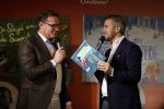 Amsterdam 14 november 2016
Winston Gerschtanowitz presenteerde de nieuwe sinterklaasboeken van Jumbo gemaakt door Katja  en Wim Schuurman Albert Verlinde en Wesley Sneijder die helaas niet aanwezig kon zijn in de Bibliotheek van Amsterdam. Katja had dochter Sammie mee genomen.