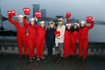 Amsterdam 1 december 2017
Wereld aidsdag met Nicolette Kluijver en Angela Groothuizen.
Ze varen met de pond achter Centraal Station naar de overkant van het IJ