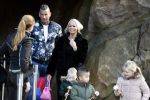 Kaatsheuvel 19 november 2017
Barbie ( Samantha de Jong) in de efteling met haar kinderen en viend Rolf Tangel met zoontje