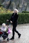Kaatsheuvel 19 november 2017
Barbie ( Samantha de Jong) in de efteling met haar kinderen en viend Rolf Tangel met zoontje