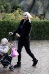 Kaatsheuvel 19 november 2017
Barbie ( Samantha de Jong) in de efteling met haar kinderen en viend Rolf Tangel met zoontje