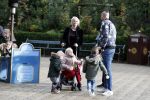 Kaatsheuvel 19 november 2017
Barbie ( Samantha de Jong) in de efteling met haar kinderen en viend Rolf Tangel met zoontje