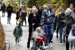 Kaatsheuvel 19 november 2017
Barbie ( Samantha de Jong) in de efteling met haar kinderen en viend Rolf Tangel met zoontje