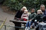Kaatsheuvel 19 november 2017
Barbie ( Samantha de Jong) in de efteling met haar kinderen en viend Rolf Tangel met zoontje