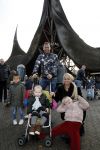 Kaatsheuvel 19 november 2017
Barbie ( Samantha de Jong) in de efteling met haar kinderen en viend Rolf Tangel met zoontje