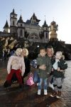 Kaatsheuvel 19 november 2017
Barbie ( Samantha de Jong) in de efteling met haar kinderen en viend Rolf Tangel met zoontje