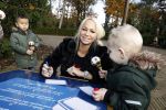 Kaatsheuvel 19 november 2017
Barbie ( Samantha de Jong) in de efteling met haar kinderen en viend Rolf Tangel met zoontje