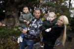 Kaatsheuvel 19 november 2017
Barbie ( Samantha de Jong) in de efteling met haar kinderen en viend Rolf Tangel met zoontje
