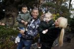 Kaatsheuvel 19 november 2017
Barbie ( Samantha de Jong) in de efteling met haar kinderen en viend Rolf Tangel met zoontje