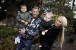 Kaatsheuvel 19 november 2017
Barbie ( Samantha de Jong) in de efteling met haar kinderen en viend Rolf Tangel met zoontje