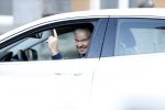 Amsterdam 23 november 2017 
Dries Roelvink achter het stuur van zijn  auto