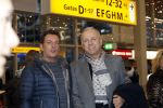 Schiphol 19 november 2017
Gordon vertrekt vanaf schiphol naar Kaapstad om daar te trouwen voor zijn tv progamma 
